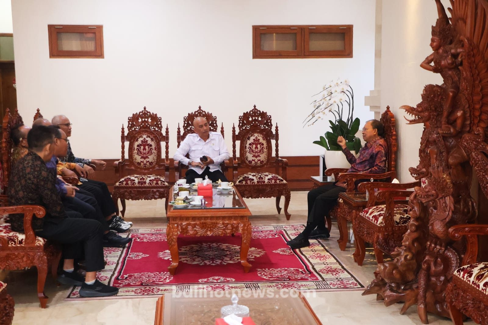 Gubernur Bali Wayan Koster saat menerima audiensi pengurus AKLI. (balihotnews/pemprov Bali)