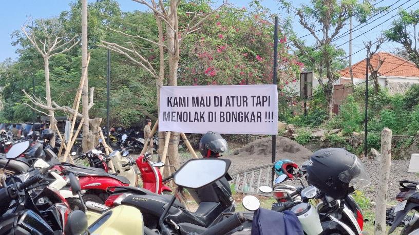 Kalimat yang diserukan oleh Warga Pantai Bingin saat menolak pembongkaran villa illegal di kawasan Pantai Bingin, Pecatu, Senin (21/7/2025). (balihotnews/dir)