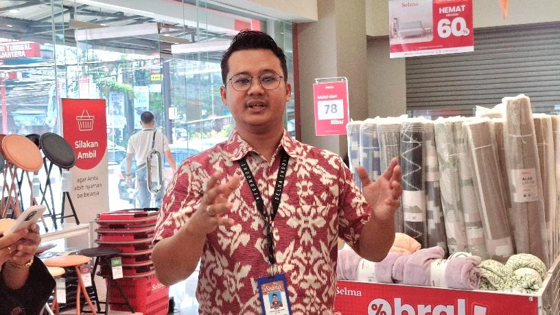 Store Manager SELMA Gatot Subroto Bali, Miftahul Ibnu Khoir saat memaparkan mengenai toko pertama SELMA di Bali, Rabu (23/7/2025). (balihotnews/rahma)