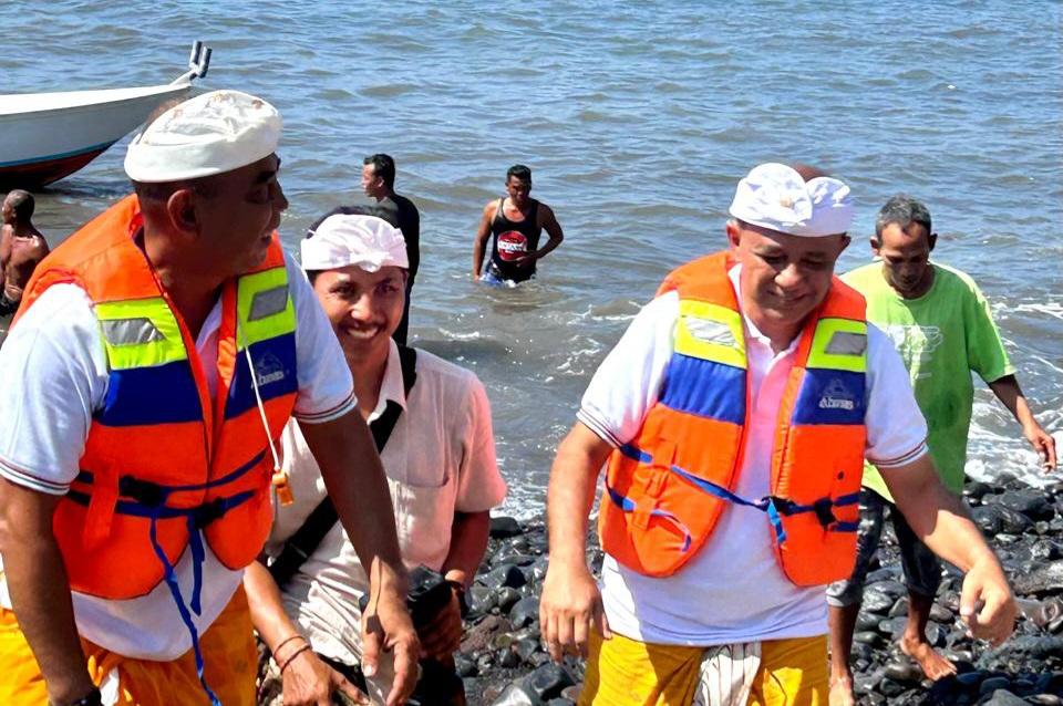 Foto: Ngedetin ke Segara sebagai rangkaian Karya Baligia Puri Agung Karangasem 2025 di Pantai Ujung, Karangasem, Minggu, 13 Juli 2025. (Balihotnews/ist).