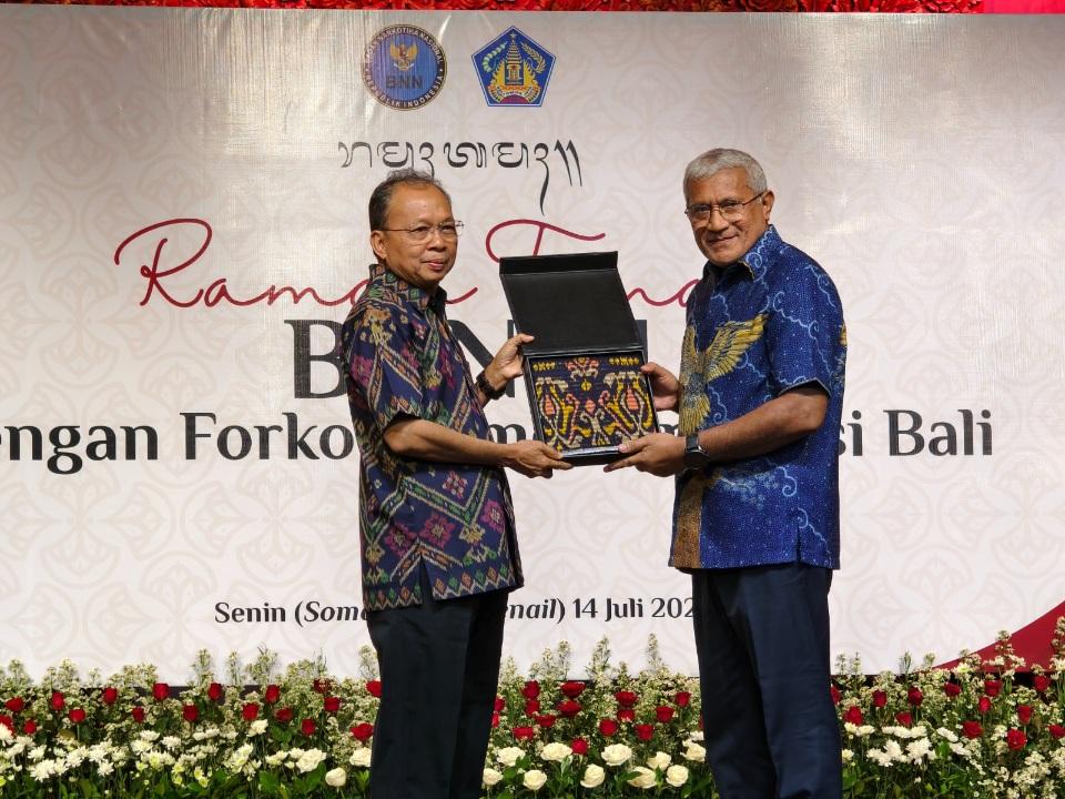 Gubernur Bali Wayan Koster dan Kepala BNN RI Irjen Pol Marthinus Hukom dalam jamuan makan malam, Senin, (14/7/2025).(balihotnews/ist).
