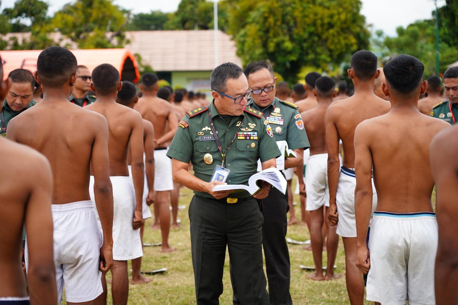 Mayjen TNI Piek Budyakto selaku Pangdam IX/Udayana, memimpin Sidang Pantukhir Penerimaan Calon Tamtama Prajurit Karier (Cata PK) TNI AD Gelombang II TA 2025 di Lapangan Dharmawangsa Secata Rindam IX/Udayana, Singaraja, Buleleng, Selasa (15/7/2025). (balihotnews/pendamudayana)