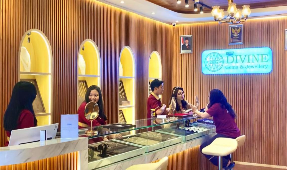 Foto: New Divine Gems and Jewellery menyediakan perhiasan emas berkualitas tinggi dibuka resmi, sejak Jumat (11/7/2025). (Balihotnews/ist).
