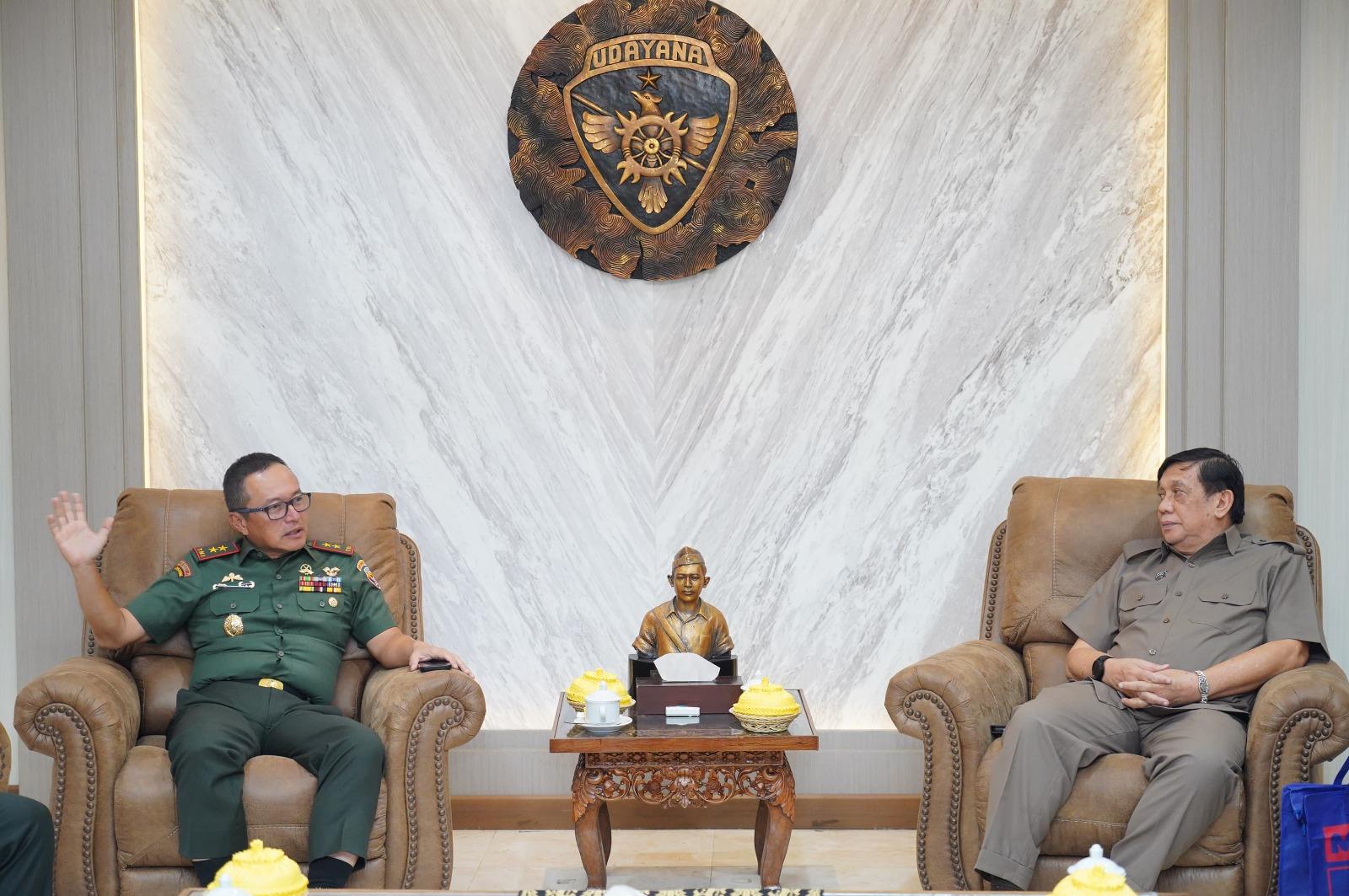 Pangdam IX/Udayana, Mayjen Piek Budyakto (kiri) dan Ketua Yayasan STIKOM Bali, Drs. Ida Bagus Darmadyaksa, M.Si., Ak., (kanan) di Makodam Udayana, Kamis (17/7/2025). (balihotnews/ist).