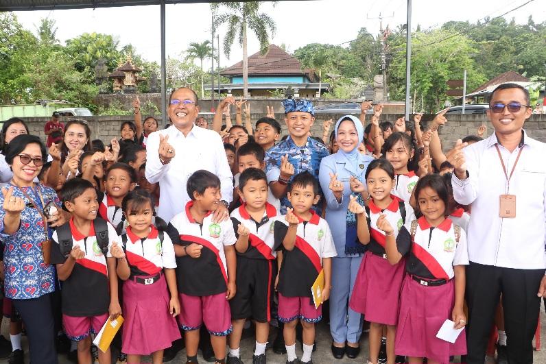 Lanud I Gusti Ngurah Rai gelar layanan kesehatan gratis. Dalam rangka memperingati Hari Bakti TNI AU ke-78 di Desa Tiyingtali, Abang, Karangasem, Rabu (16/7/2025). (balihotnews/ist).
