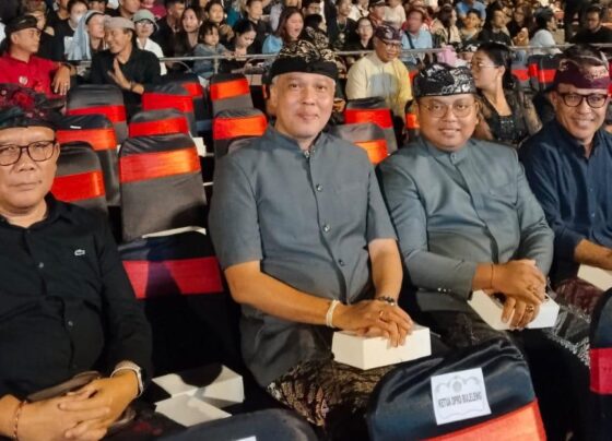Foto: Pokja Sosialisasi Masif Gubernur Bali, saat menyaksikan pertunjukan seni dan budaya di Panggung Terbuka Ardha Candra Art Center Denpasar. (Balihotnews/ist).