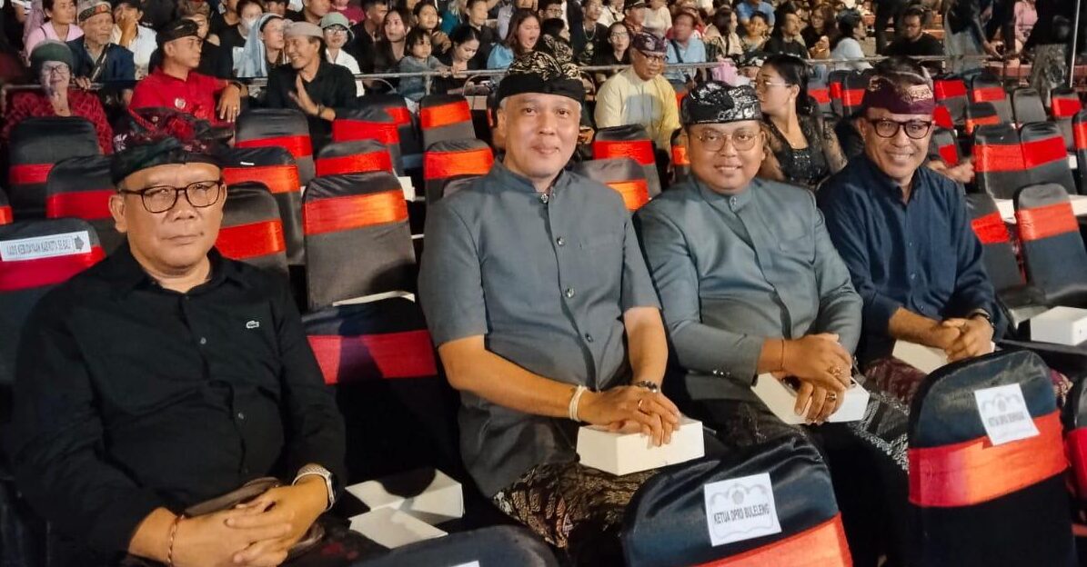Foto: Pokja Sosialisasi Masif Gubernur Bali, saat menyaksikan pertunjukan seni dan budaya di Panggung Terbuka Ardha Candra Art Center Denpasar. (Balihotnews/ist).