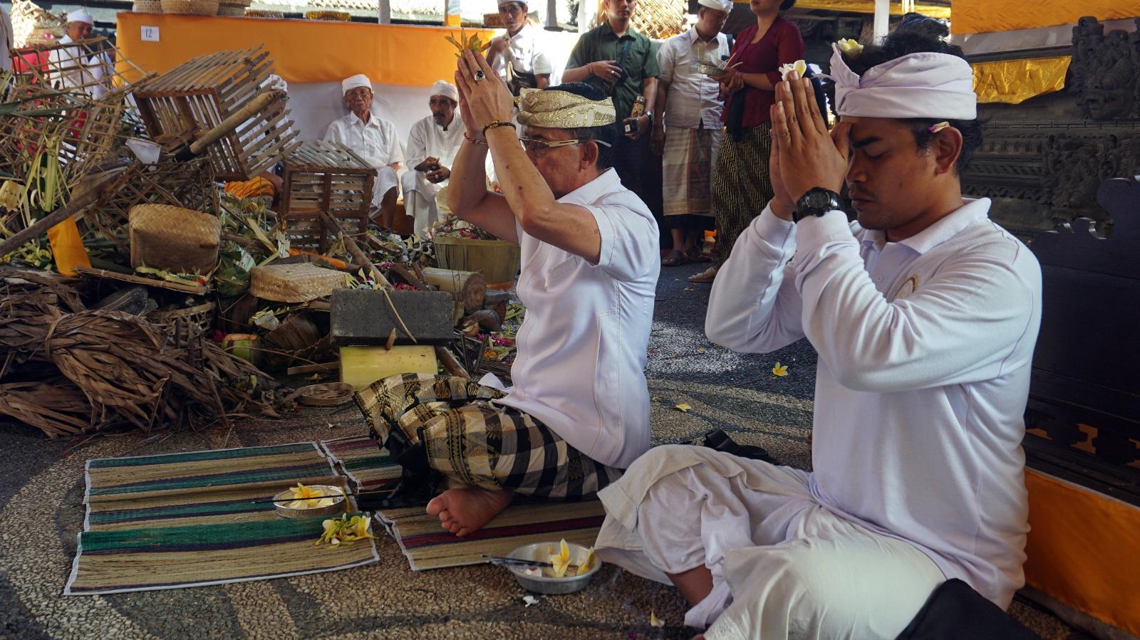 Bupati Klungkung I Made Satria saat menghadiri rangkaian Karya Agung di Pura Paibon Kawitan Ki Gusti Dauh Baingin Patra Arya Kuthawaringin, Desa Dawan Kaler, Kecamatan Dawan, Minggu (20/7/2025). (balihotnews/ist).