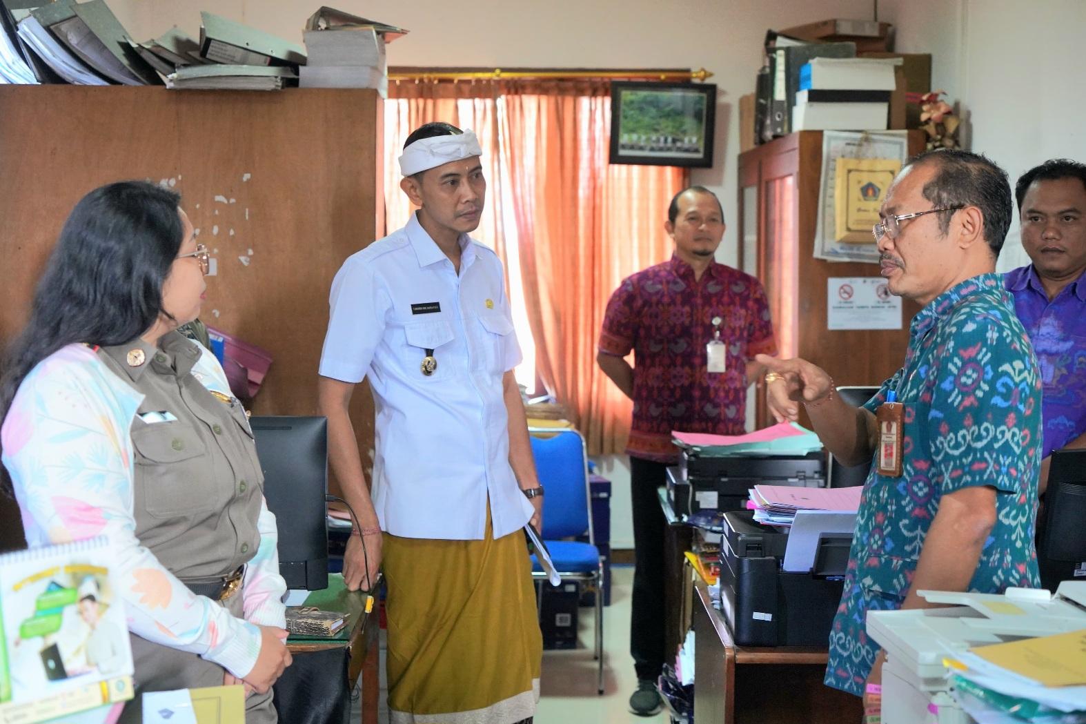 Wakil Bupati Klungkung, Tjokorda Gde Surya Putra, melakukan kunjungan ke Kantor Badan Pengelolaan Keuangan dan Pendapatan Daerah (BPKPD), pada Selasa (22/7/2025).