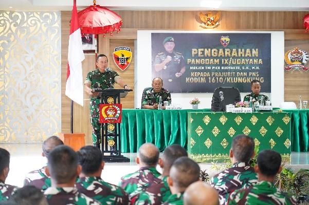 Pangdam IX/Udayana, Mayjen TNI Piek Budyakto, saat kunjungan kerja ke Kodim 1623/Karangasem dan Kodim 1610/Klungkung pada Selasa (22/7/2025). (balihotnews/red).