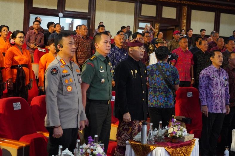 Kodam (Kapendam) IX/Udayana, Kolonel Inf Candra, S.E., M.I.Pol. saat hadir di Pelantikan Persatuan Wartawan Indonesia (PWI) Bali di Gedung Ksirarnawa, Taman Budaya Art Center, Denpasar pada Selasa (22/7/2025). (balihotnews/red)