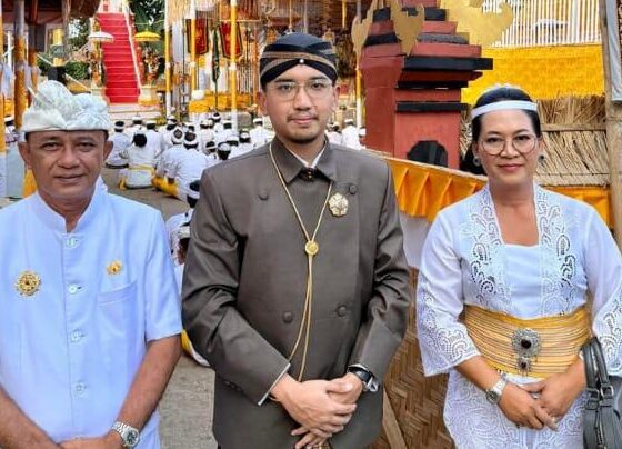 Foto: KGPAA Mangkunegoro X datang menyaksikan dan menghaturkan doa Karya Atma Wedana Utama (Baligia) Utama Puri Agung Karangasem di Karang Payadnyan Taman Sukasada Ujung, Kabupaten Karangasem, Selasa, 22 Juli 2025. (Balihotnews/ist).