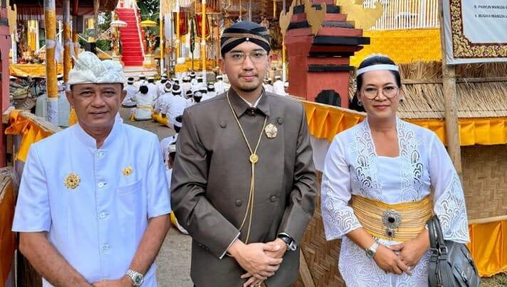 Foto: KGPAA Mangkunegoro X datang menyaksikan dan menghaturkan doa Karya Atma Wedana Utama (Baligia) Utama Puri Agung Karangasem di Karang Payadnyan Taman Sukasada Ujung, Kabupaten Karangasem, Selasa, 22 Juli 2025. (Balihotnews/ist).