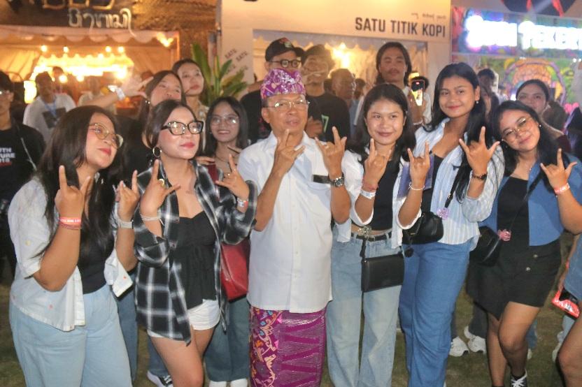 Gubernur Bali Wayan Koster saat foto bersama dengan anak muda di PICA Fest 2025, Kamis (24/7/2025). (balihotnews/ist).