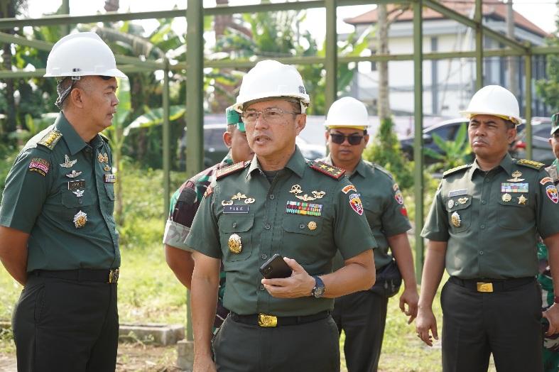 Mayjen Piek saat meninjau pembangunan Rumah Susun (Rusun) untuk prajurit dan lokasi pelaksanaan Makan Bergizi Gratis (MBG) di Mengwi, Badung, Kamis (24/7/2025).