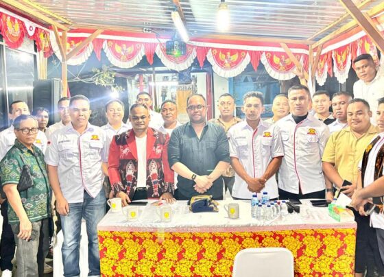 Ketua Umum IKB Flobamora Bali Herman Umbu Billy (tengah), didampingi Ketua IKSBD Bali Samuel Sairo Kalumbang dan para pengurus, berfoto bersama seusai acara syukuran panitia pelantikan IKSBD Bali di Denpasar, Sabtu, 26 Juli 2025. (Balihotnews/dre)