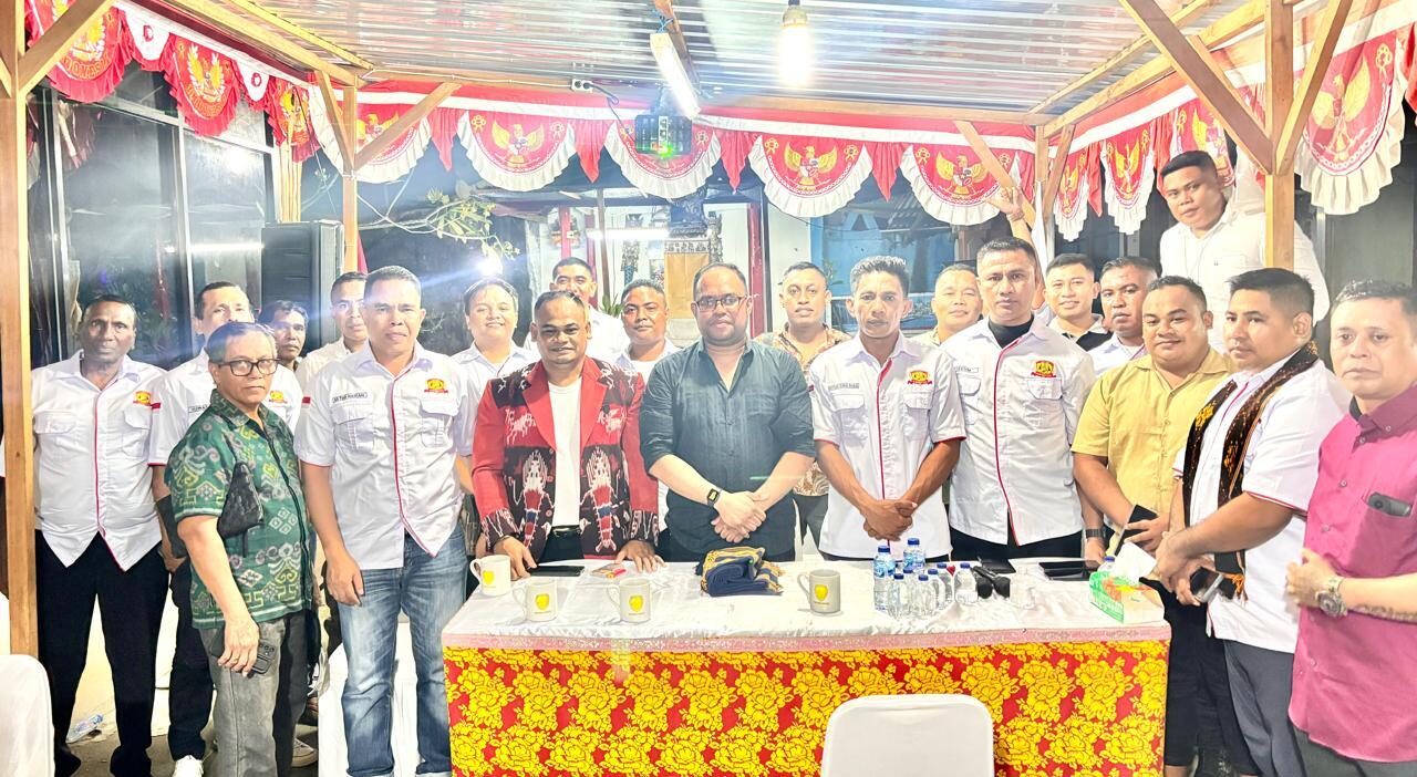 Ketua Umum IKB Flobamora Bali Herman Umbu Billy (tengah), didampingi Ketua IKSBD Bali Samuel Sairo Kalumbang dan para pengurus, berfoto bersama seusai acara syukuran panitia pelantikan IKSBD Bali di Denpasar, Sabtu, 26 Juli 2025. (Balihotnews/dre)