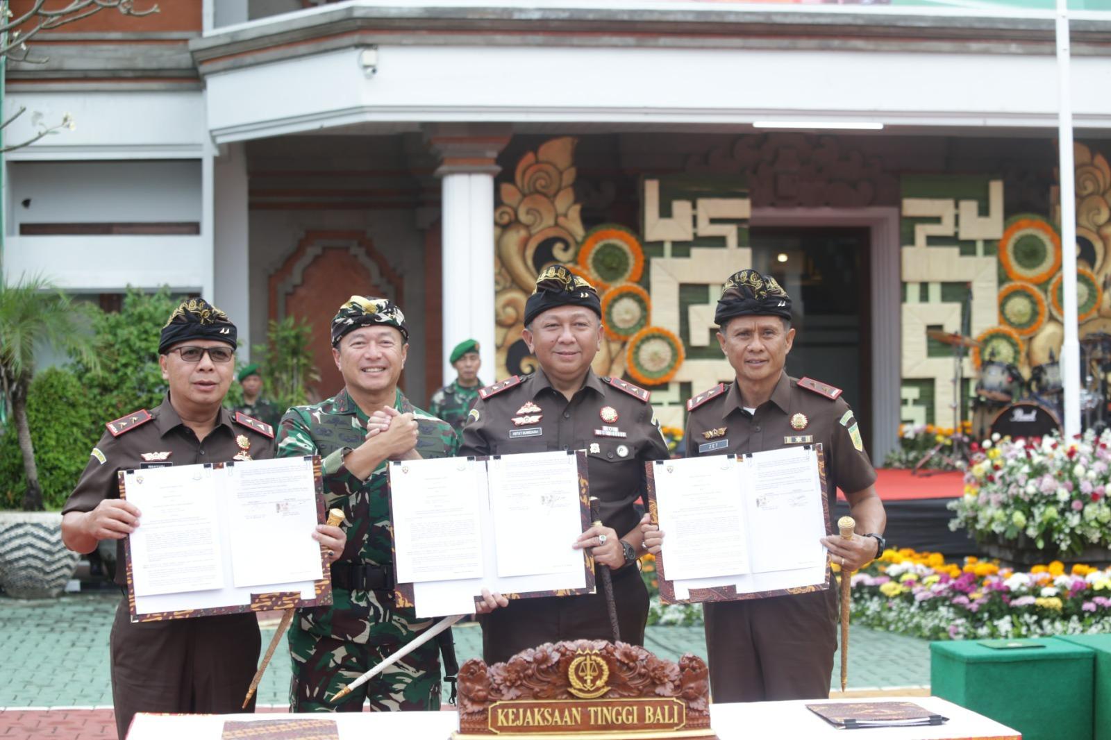 Dari kiri, Kajati NTB Wahyudi, Pangdam IX/Udayana Mayjen TNI Piek Budyakto, Kepala Kejaksaan Tinggi (Kajati) Bali Dr. Ketut Sumedana, dan Kajati NTT Zet Tadung Allo. (balihotnews/ist)
