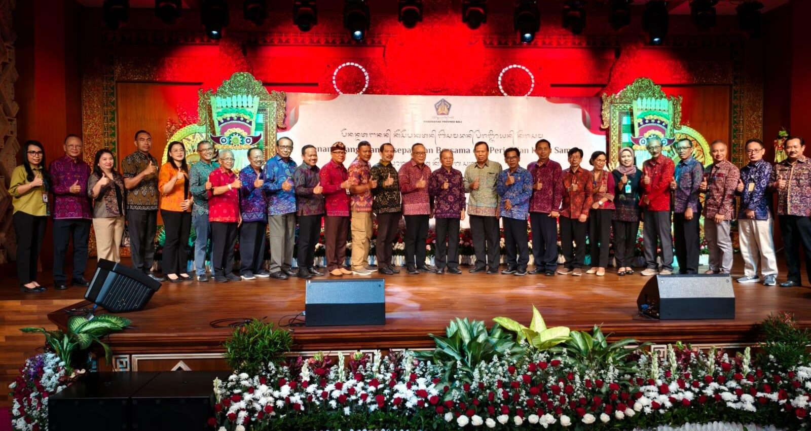 Foto: Gubernur Bali, Wayan Koster beserta pimpinan PTN dan PTS berfoto bersama, usai menandatangani Kesepakatan Bersama dan Perjanjian Kerjasama Program "Satu Keluarga Satu Sarjana" di Gedung Kertha Sabha, Rumah Jabatan Gubernur Bali, Jaya Sabha, Denpasar, Selasa, 29 Juli 2025. (Balihotnews/ist).