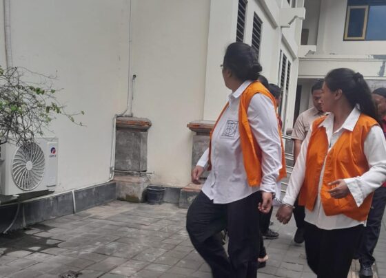 Foto: Tiga wanita pembunuh seorang Pria yang jasadnya dibuang ke jurang Buleleng mulai menjalani sidang di Pengadilan Negeri (PN) Denpasar, Selasa, 29 Juli 2025. (Balihotnews/ist).