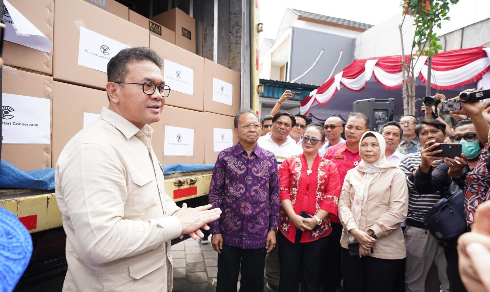 Foto: Mendag Budi Santoso didampingi Gubernur Koster memimpin langsung pelepasan ekspor produk rempah dan madu produksi UMKM Bali ke pasar Hongkong, Selasa, 29 Juli 2025. (Balihotnews/ist).