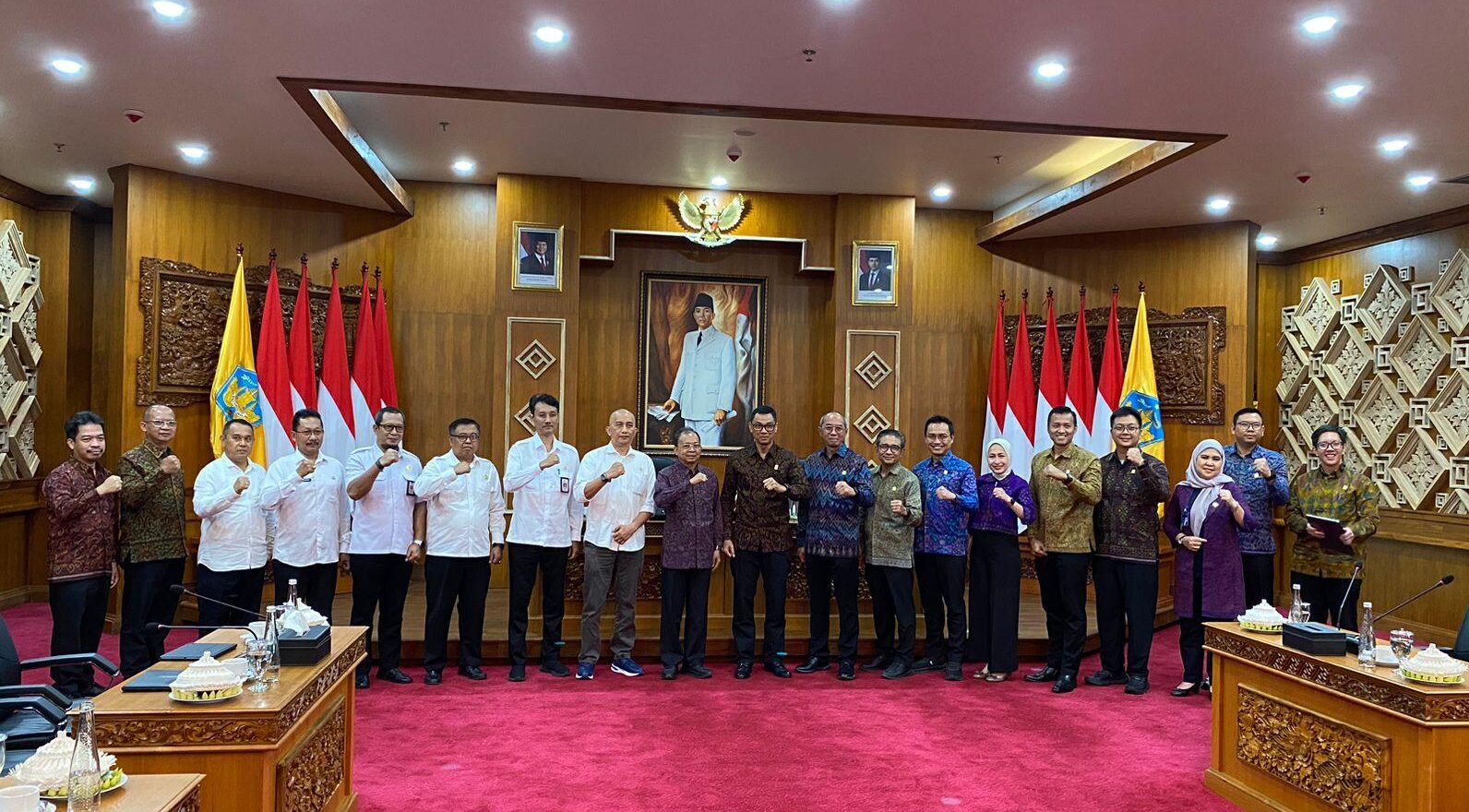 Foto: Gubernur Bali, Wayan Koster menggelar Rapat Kerja bersama Direktur Utama PLN, Darmawan Prasodjo di Ruang Rapat Kerthasaba, Jaya Sabha, Denpasar, Rabu, 30 Juli 2025. (Balihotnews/ist).
