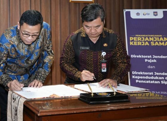 Foto: Direktur Jenderal Pajak (Dirjen Pajak) Kementerian Keuangan Bimo Wijayanto bersama dengan Direktur Jenderal Kependudukan dan Pencatatan Sipil (Dirjen Dukcapil) Kementerian Dalam Negeri Teguh Setyabudi menandatangani Perjanjian Kerja Sama (PKS) di Gedung Cakti KPDJP, Selasa, 29 Juli 2025. (Balihotnews/ist).