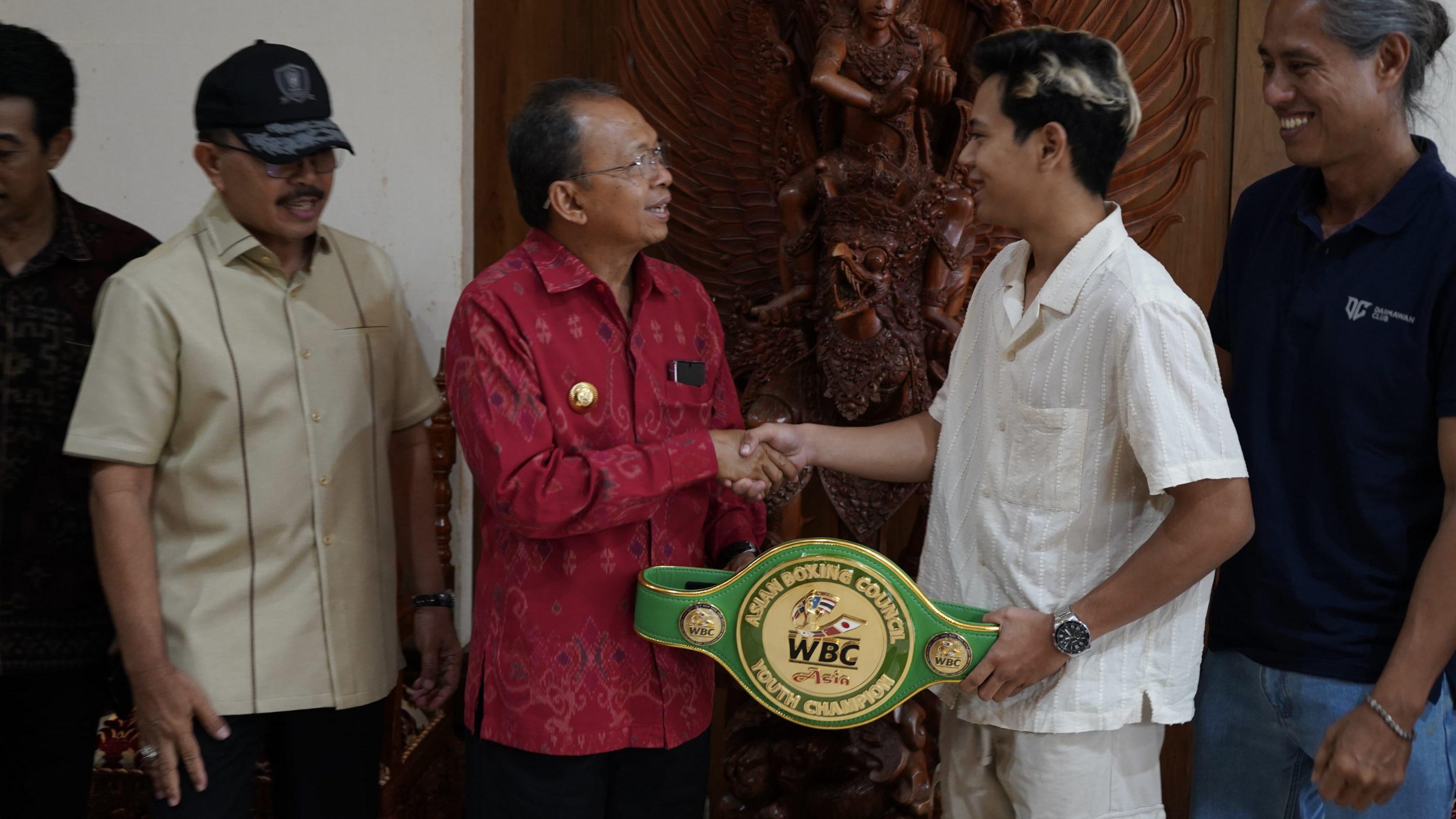 Foto: Gubernur Bali, Wayan Koster menerima audiensi petinju muda asal Buleleng, I Ketut Surya Dharma Adnyana di Rumah Jabatan Jayasabha, Denpasar, Senin (21/7/2025). (Balihotnews/ist).