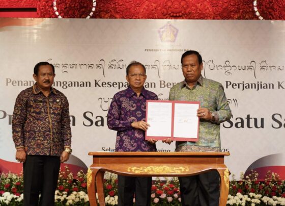 Foto: Gubernur Bali Wayan Koster menandatangani Perjanjian Kerja Sama (PKS) program Satu Keluarga Satu Sarjana bersama para pimpinan Perguruan Tinggi Negeri dan Swasta di Kertha Sabha Jaya Sabha, Selasa, 29 Juli 2025. (Balihotnews/ist).