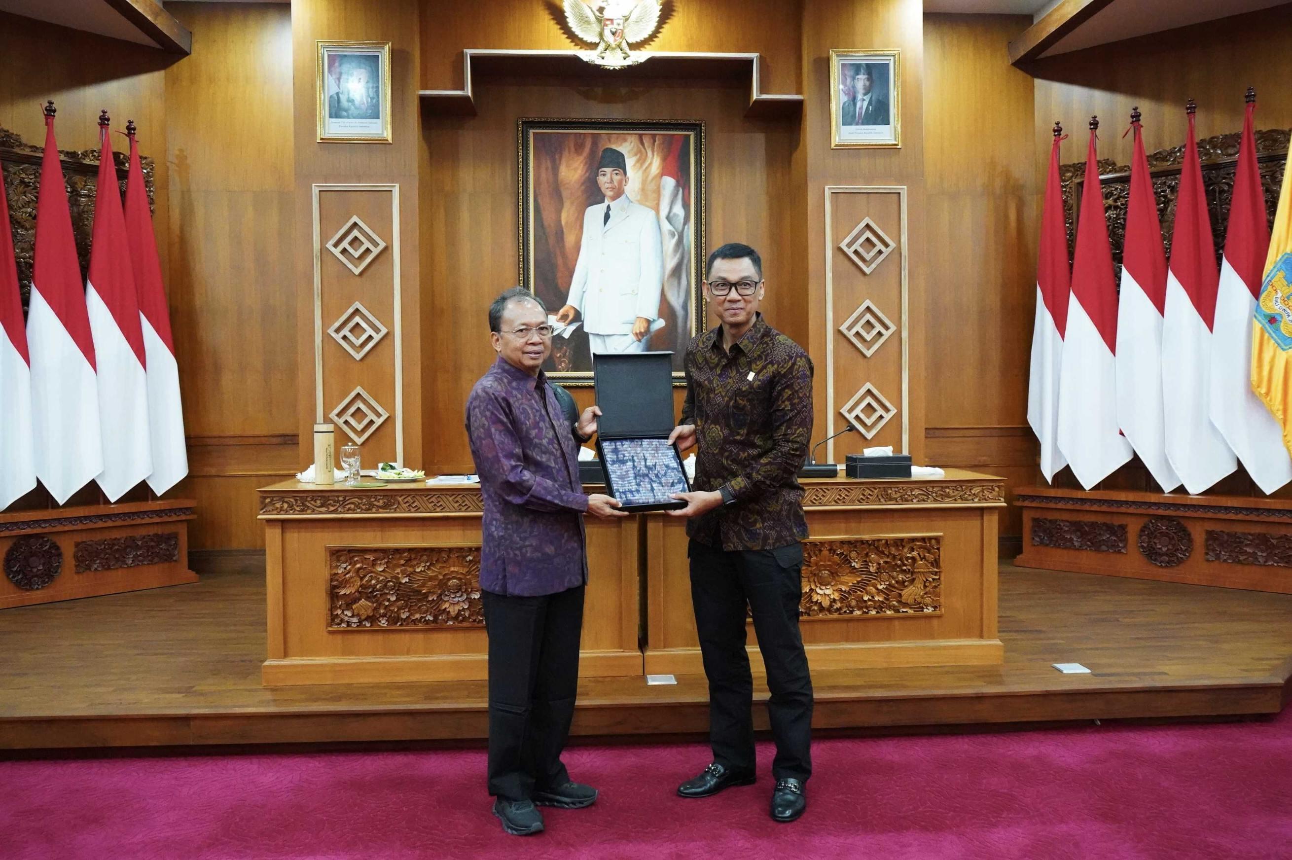 Foto: Rapat Kerja antara Gubernur Bali, Wayan Koster bersama Direktur Utama PLN, Darmawan Prasodjo di Ruang Rapat Kerthasaba, Jaya Sabha, Denpasar, Rabu, 30 Juli 2025. (Balihotnews/ist).