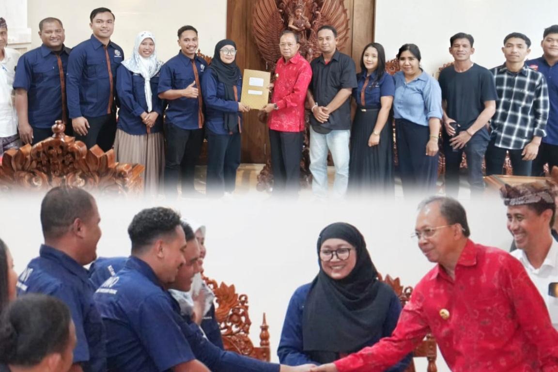 Para pengurus baru IWO Bali yang akan dilantik pada Agustus mendatang, beraudiensi dengan Gubernur Bali Wayan Koster (baju merah), Senin (21/7/2025), di Rumah Jabatan Gubernur, Jayasabha, Denpasar. (balihotnews/dre)