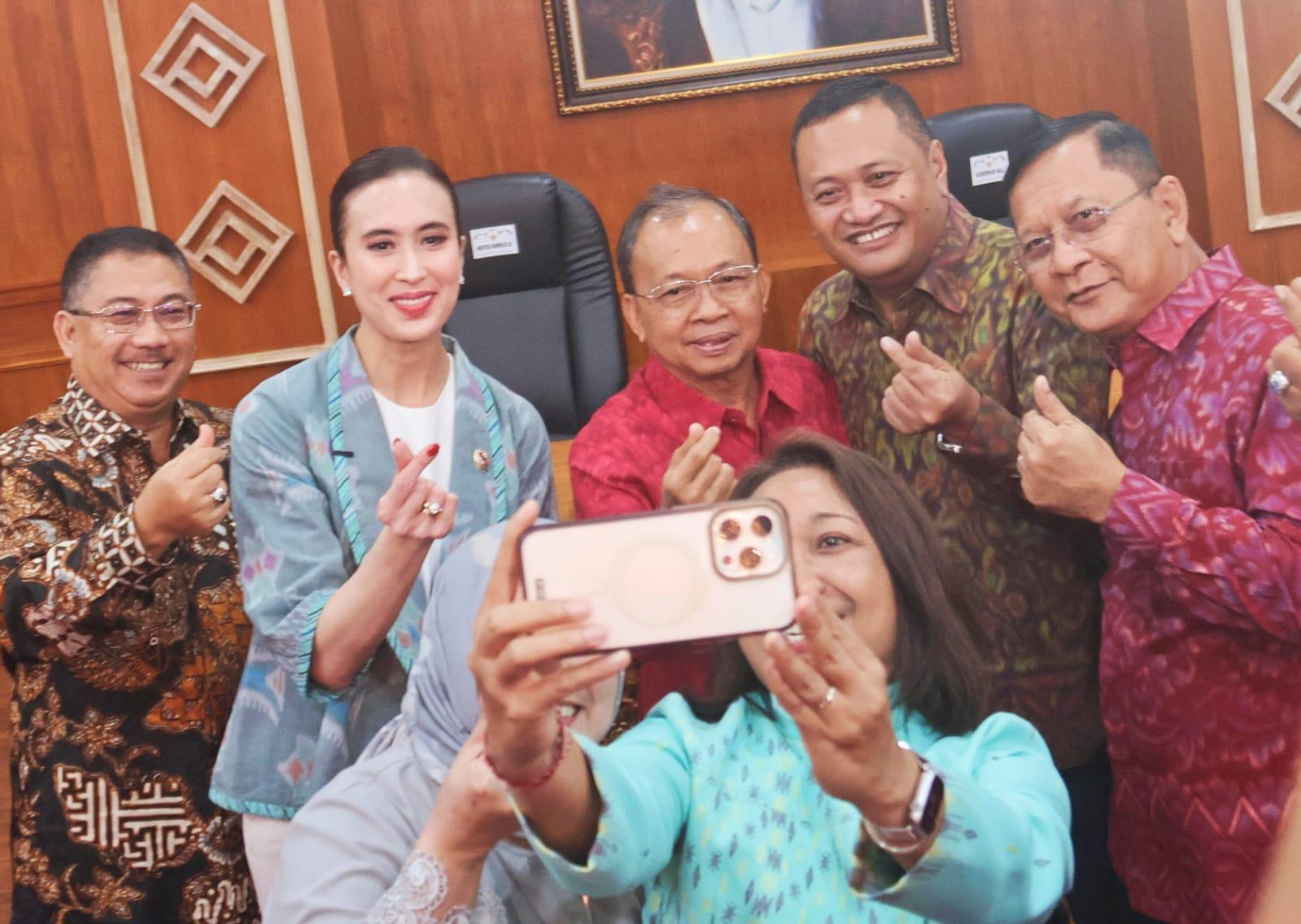 Foto: Gubernur Bali Wayan Koster menerima kunjungan kehormatan Menteri Pariwisata RI Widiyanti Putri Wardhana di Gedung Kertha Sabha, Jayasabha, Denpasar, Jumat, 18 Juli 2025. (Balihotnews/ist).