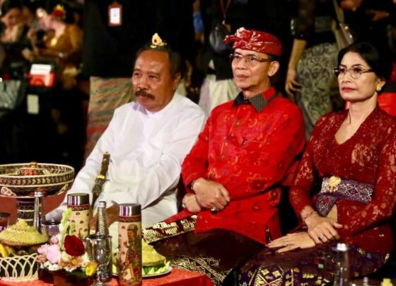 Bupati Klungkung I Made Satria menghadiri acara penutupan Pesta Kesenian Bali (PKB) XLVII Tahun 2025 sekaligus pembukaan Festival Seni Bali Jani ke-7 di di Panggung Terbuka Ardha Candra, Art Center Denpasar, Sabtu (19/7/2025). (balihotnews/ist).