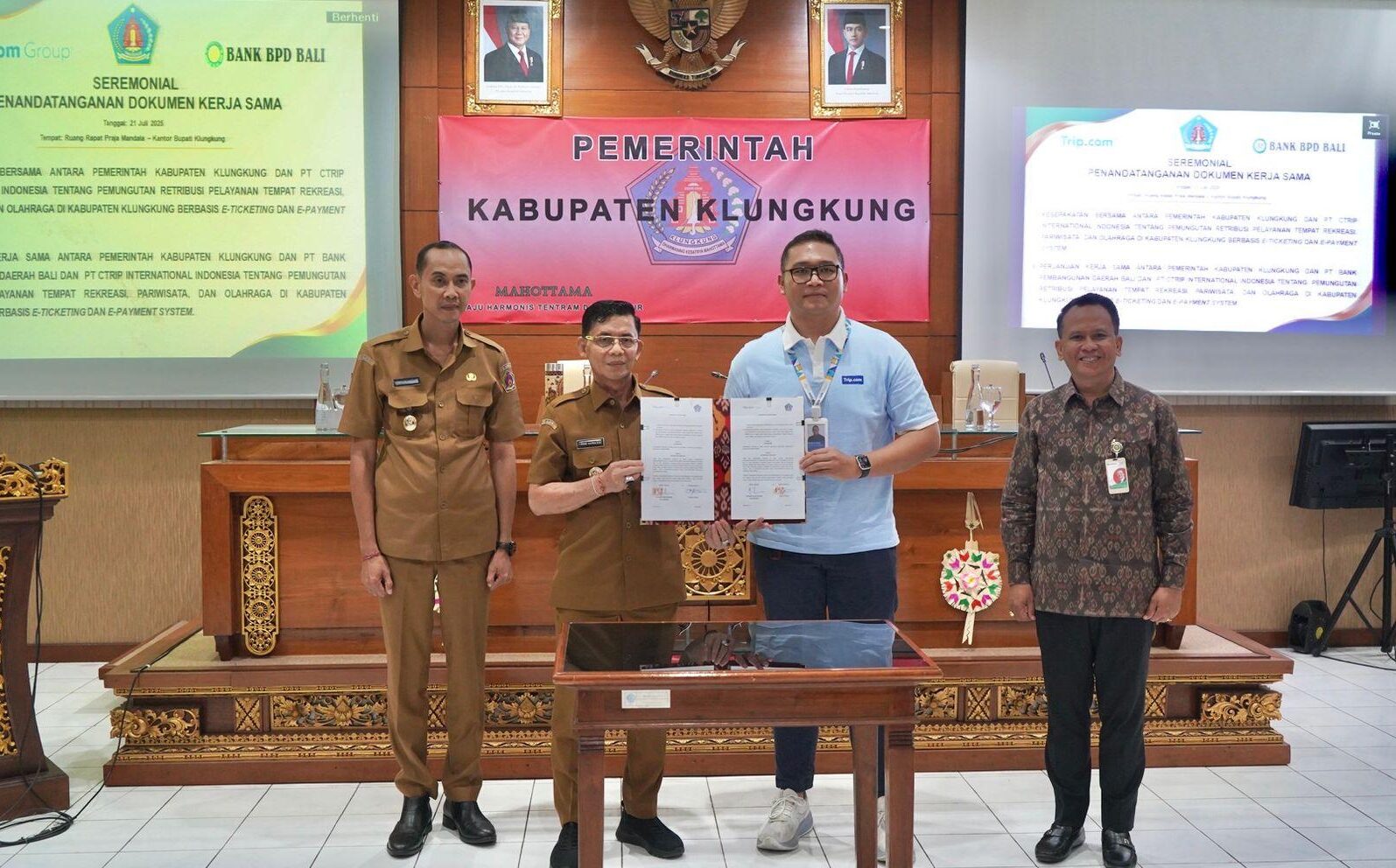 Bupati Klungkung I Made Satria, Wakil Bupati Tjokorda Gde Surya Putra, Direktur Utama Bank BPD Bali I Nyoman Sudarma, dan Direktur PT Ctrip Internasional Indonesia I Nyoman Gede Krishna Aryawiguna, melakukan perjanjian kerja sama dengan PT Ctrip Internasional Indonesia dan PT Bank Pembangunan Daerah (BPD) Bali, yang ditandatangani di Ruang Rapat Praja Mandala, Kantor Bupati Klungkung, Senin (21/7/2025). (balihotnews/ist).