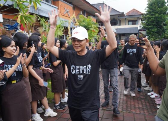 Bupati Klungkung, I Made Satria, didampingi Wakil Bupati Tjokorda Gde Surya Putra melepas kegiatan jaan santai dalam rangka memperingati Hari Ulang Tahun (HUT) SMAN 1 Semarapura ke-61 pada Kamis (31/7/2025). (balihotnews/ist)