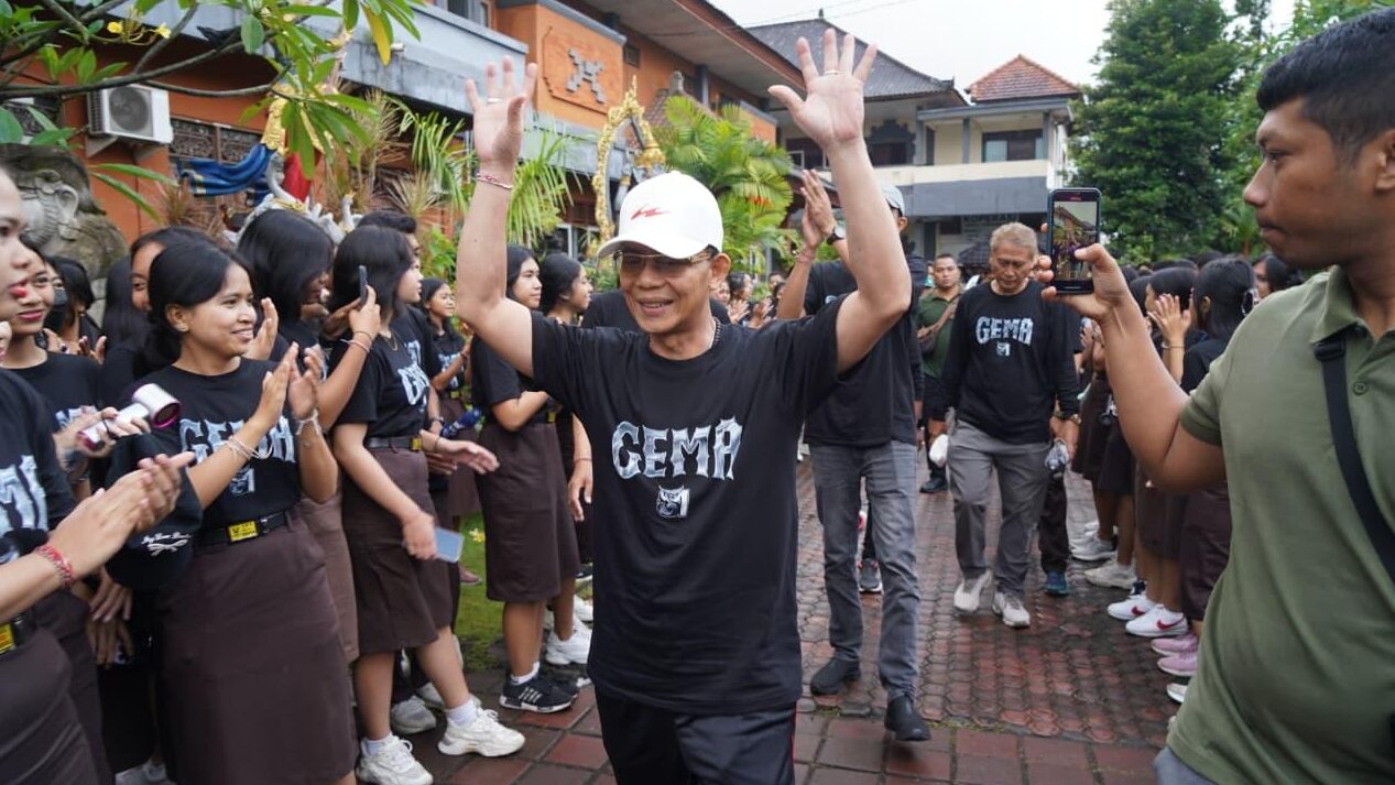 Bupati Klungkung, I Made Satria, didampingi Wakil Bupati Tjokorda Gde Surya Putra melepas kegiatan jaan santai dalam rangka memperingati Hari Ulang Tahun (HUT) SMAN 1 Semarapura ke-61 pada Kamis (31/7/2025). (balihotnews/ist)