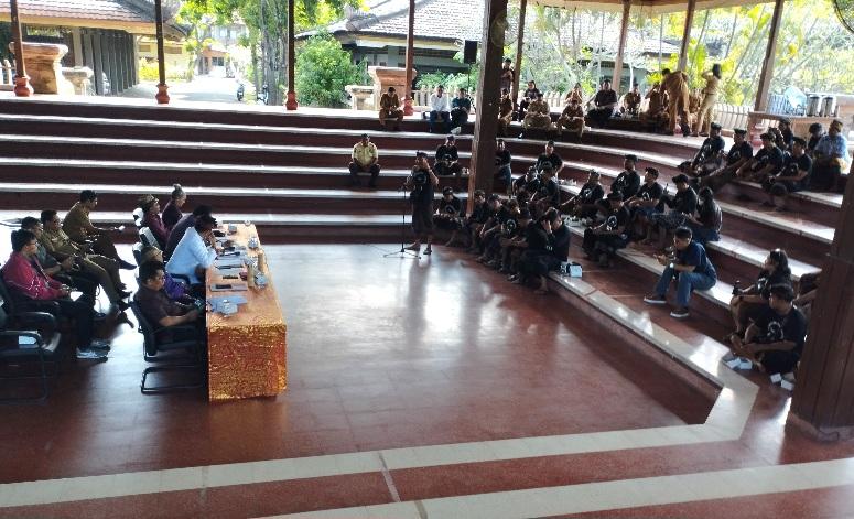 Puluhan driver pariwisata yang tergabung dalam Forum Perjuangan Driver (FPDB) menggelar aksi protes di Gedung Dewan Perwakilan Rakyat Daerah (DPRD) Bali pada Senin (25/8/2025). (balihotnews/rahma)