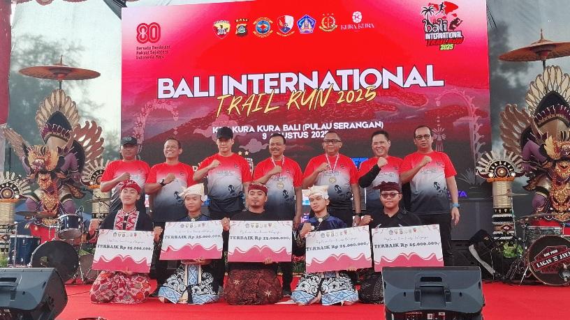Foto peserta pemenang lomba baleganjur bersama Forkopimda Bali di KEK Kura-Kura, Serangan, Denpasar, pada Sabtu (9/8/2025). (balihotnews/rahma)