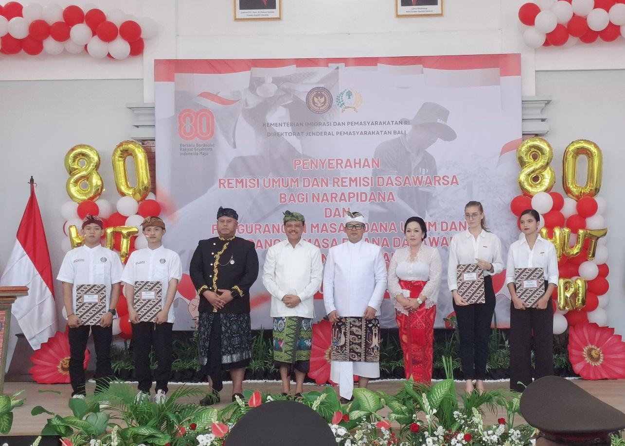Foto bersama usai pemberian SK Remisi kepada narapidana di Lapas Kelas IIA Kerobokan, Badung. (balihotnews/rahma)