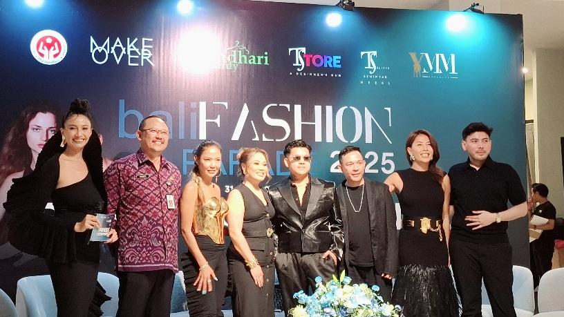 Foto bersama usai Konferensi Pers Bali Fashion Parade 2025 di TS Suite, Seminyak, Kuta, Bali. (balihotnews/rahma)