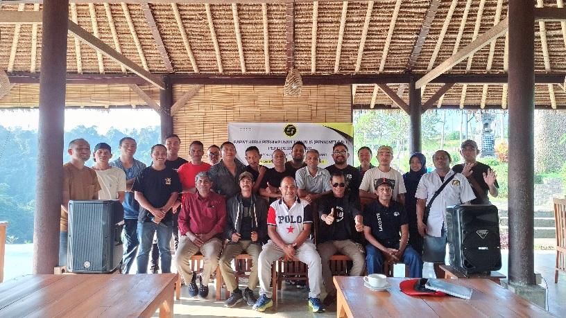 Foto bersama usai rapat kerja PENA NTT di Melangit Bali Advanture, Klungkung, Bali. (balihotnews/rahma)