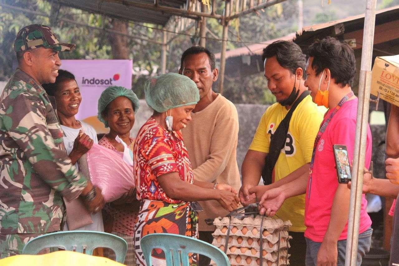 Indosat menyalurkan ribuan masker ke sejumlah titik pengungsian korban erupsi Gunung Lewotobi di Kabupaten Flores Timur, NTT. (balihotnews/indosat)