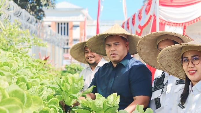 Kepala Lapas Kerobokan Hudi Ismono bersama jajaran pejabat struktural saat panen sayuran pakcoy dari sistem hidroponik, pada Rabu (6/8/2025) di Lapas Kelas IIA Kerobokan. (balihotnews/ist)