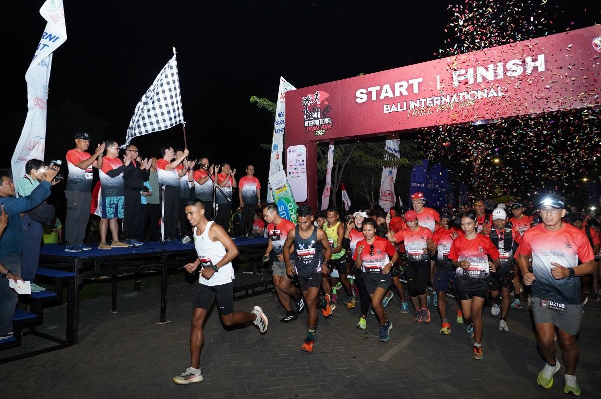Peserta Bali Internasional Trail Run 2025 saat mulai berlari di garis start. (balihotnews/ist)