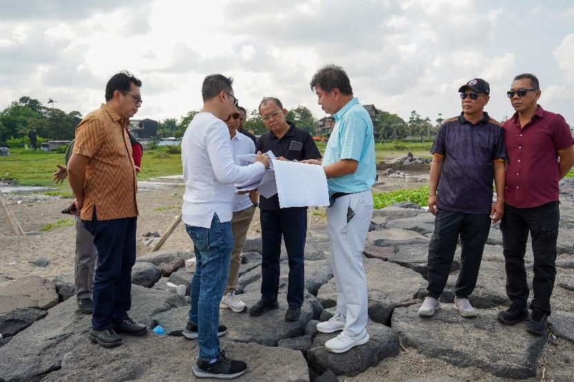 Perbekel Tibubeneng I Made Kamajaya mendampingi sidak Gubernur Bali Wayan Koster dan Bupati Badung Adi Arnawa di pantai Berawa Tibubeneng, Minggu (10/8/2025). (balihotnews/ist)