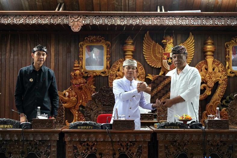 Bupati Klungkung I Made Satria bersama Ketua DPRD Klungkung Anak Agung Anom, melakukan Penandatanganan Nota Kesepakatan Bersama Kebijakan Umum Anggaran (KUA) dan Prioritas serta Plafon Anggaran Sementara (PPAS) di ruang Sabha Nawa Natya Kantor DPRD Klungkung, Rabu (13/8/2025). (balihotnews/ist).