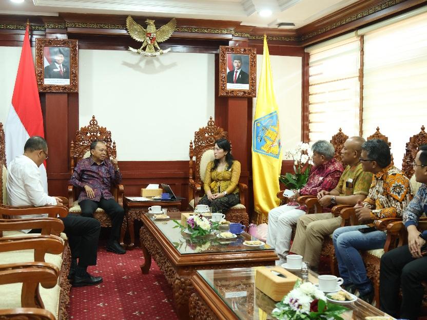 DPD Asosiasi Pengelola Pusat Belanja Indonesia (APPBI) Provinsi Bali saat melakukan silaturahmi bersama Gubernur Bali Wayan Koster, pada Rabu (13/8/2025) di Kantor Gubernur Bali. (balihotnews/ist)