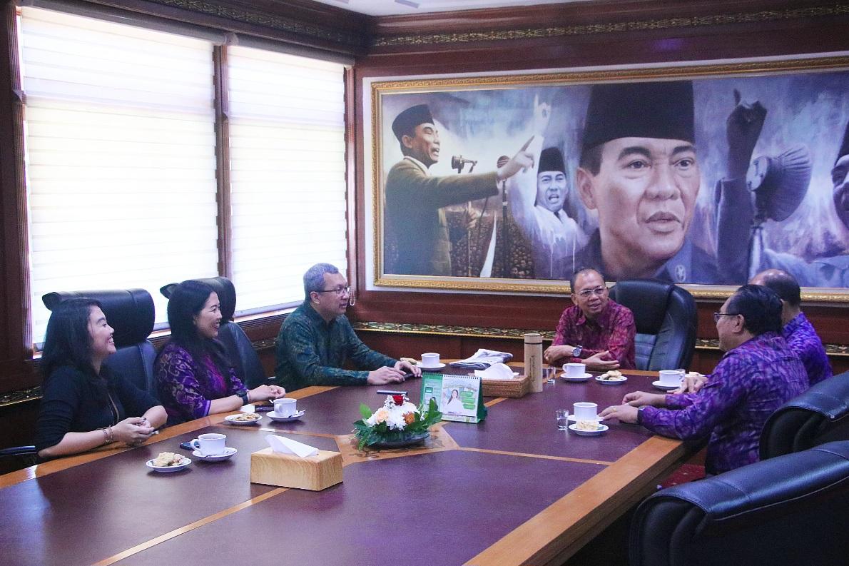 Gubernur Bali Wayan Koster saat bertemu dengan Telkom Indonesia, pada Selasa (12/8/2025), di Kantor Gubernur Bali. (balihotnews/ist)