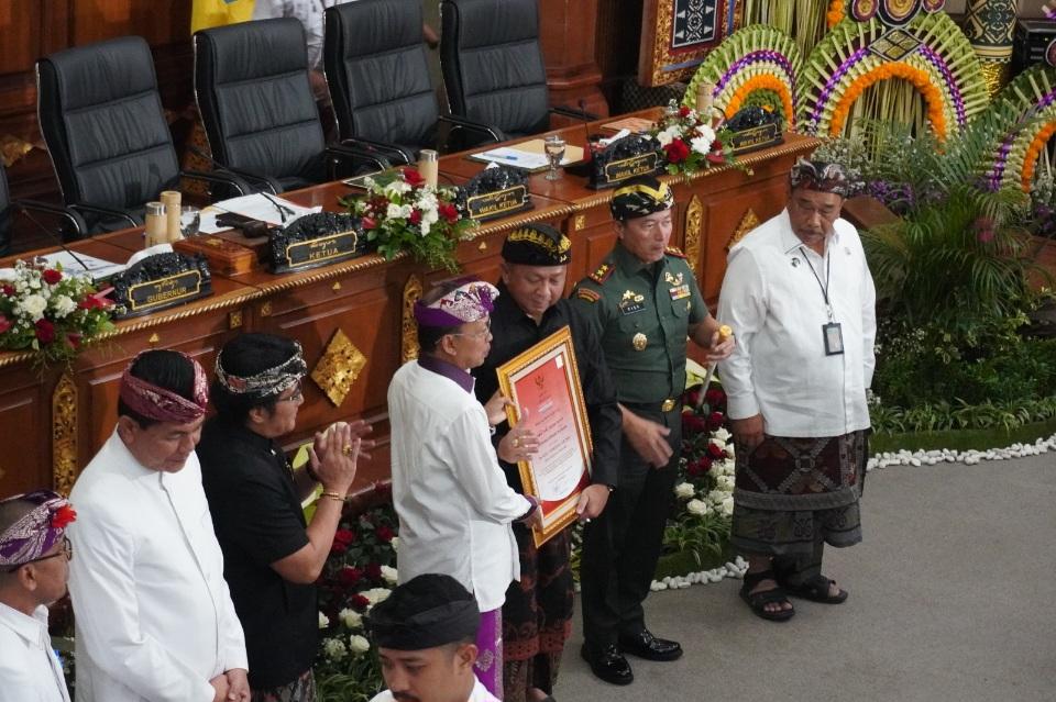 DPRD Provinsi Bali mengesahkan Rancangan Peraturan Daerah (Raperda) Bale Kerta Adhyaksa menjadi Peraturan Daerah (Perda) dalam Rapat Paripurna ke-34, pada Kamis (14/8/2025). (balihotnews/ist)