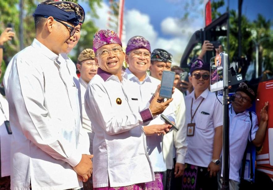 Gubernur Wayan Koster meresmikan penggunaan sistem pembayaran digital QRIS Tap di layanan Trans Metro Dewata dan Trans Sarbagita, Kamis (14/8) di Lapangan Puputan Niti Mandala Renon, Denpasar. (balihotnews/ist)